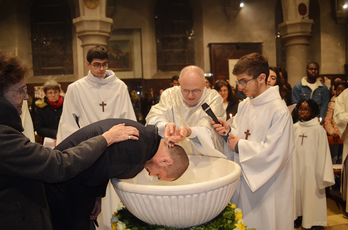 Baptême d'un adulte par immersion, Mgr Pansard est dans l'eau avec l'adulte